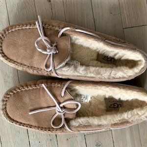 Women's UGG Dakota (Size 9)